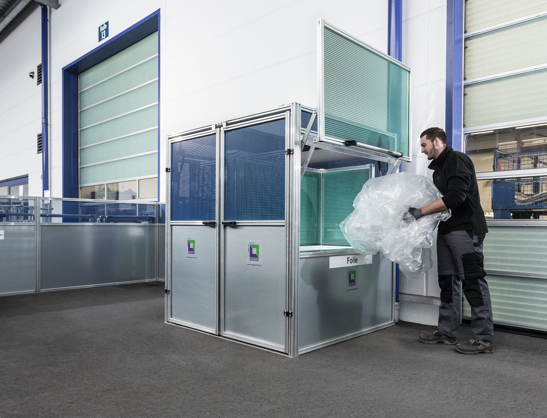 Recycling station with flaps, doors and mobile containers | © MUNK GmbH