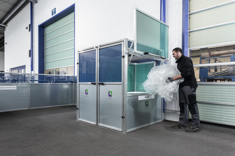 Recycling-Station mit Klappen, Türen und fahrbaren Behältern | © MUNK GmbH