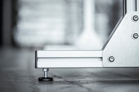 Verstellbare Füße am Arbeitsbock MUNK Profiltechnik | © MUNK GmbH