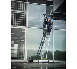 Échelons Échelle pour nettoyer les vitres en cours d'utilisation | © MUNK GmbH