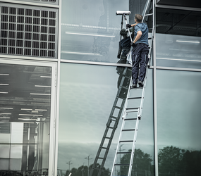 Échelons Échelle pour nettoyer les vitres en cours d'utilisation | © MUNK GmbH
