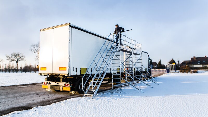 Stationäres Enteisungsgerüst mit LKW-Anhänger | © MUNK GmbH
