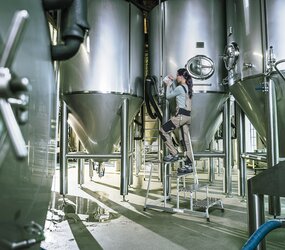 Leichtmetall-Arbeitspodest, starr 4 Stufen mit Handlauf | © MUNK GmbH