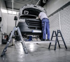Marchepieds pliants RAL 7016 avec plate-forme d'accrochage Application | © MUNK GmbH