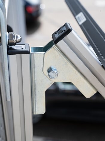 Joint articulé : support de la centrale électrique du balcon | © MUNK GmbH