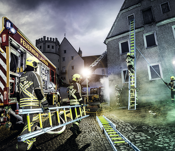 Rope ladders and extension ladders in use (stock image) | © MUNK GmbH