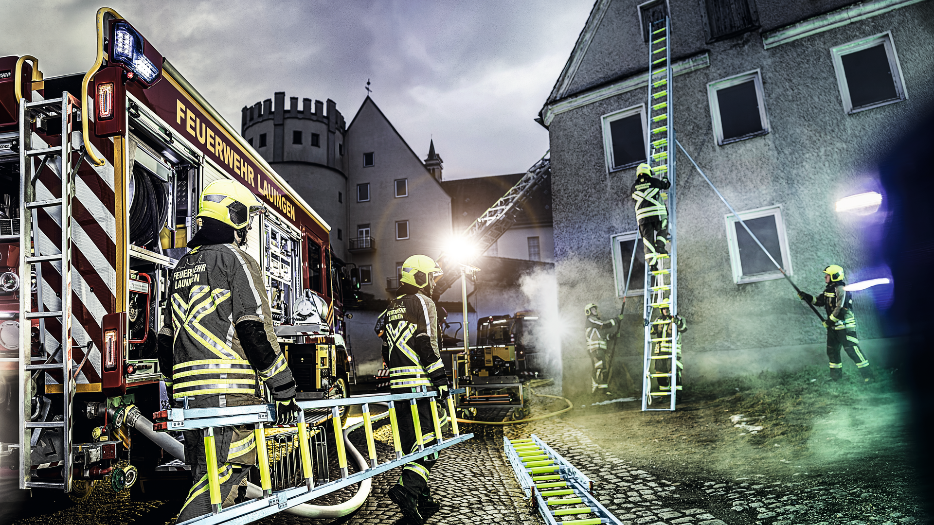 Rope ladders and extension ladders in use (stock image) | © MUNK GmbH