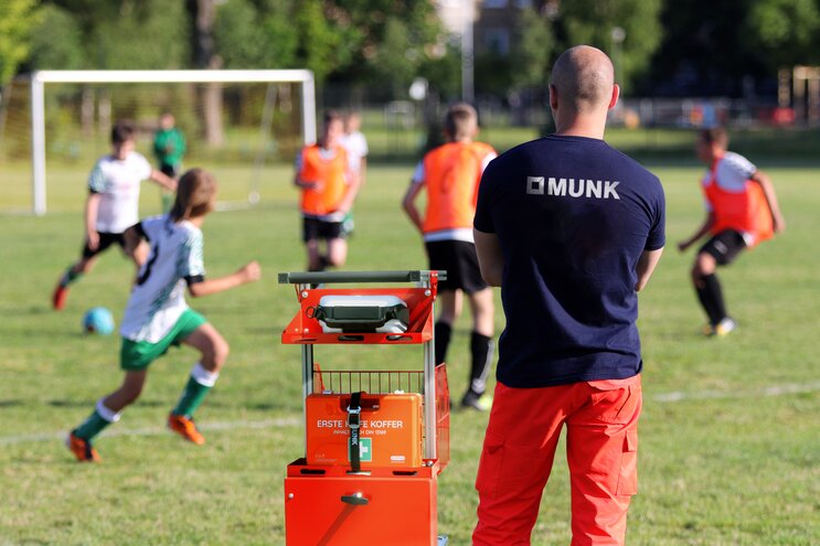 SafeCaddy® "First Aid" in use at sports event | © wideonet - stock.adobe.com / MUNK GmbH