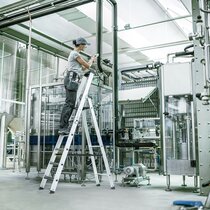 Stufen-Stehleiter einseitig begehbar mit clip-step relax Anwendung | © MUNK GmbH