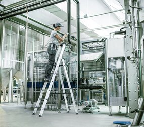 Stufen-Stehleiter einseitig begehbar mit clip-step relax Anwendung | © MUNK GmbH