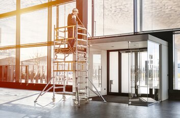 FlexxTower mit vorlaufendem Geländer | © MUNK GmbH