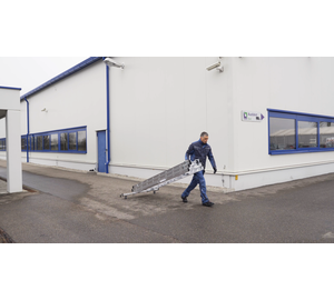 Multi-purpose ladder with steps with nivello® stabiliser and roll-bar | © MUNK GmbH