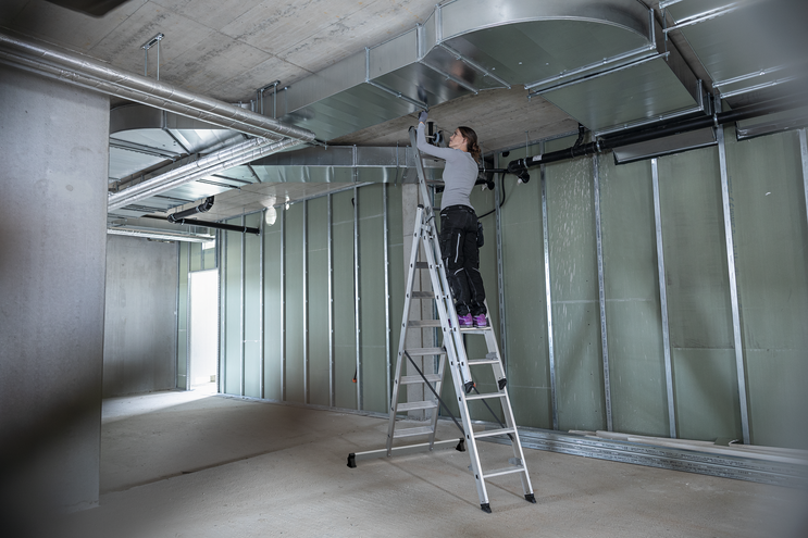 Éch. polyvalente à marches avec traverse nivello | © MUNK GmbH