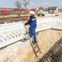 Stufen-Baugrubenleiter im Einsatz | © MUNK GmbH