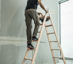 Stufen-Stehleiter Holz beidseitig 2 x 6 Stufen Anwendung | © MUNK GmbH