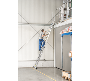 Construction site storey ladder in use | © MUNK GmbH