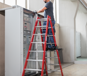 Stehleiter beids. begehbar GFK/Alu 2x8 Stufen | © MUNK GmbH