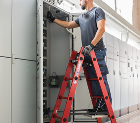 Stehleiter GFK 2x5 Spr Anwendung mit Einhängetritt | © MUNK GmbH