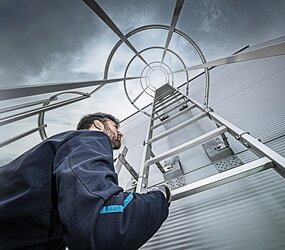 Vertical ladder on sheet metal façade | © MUNK GmbH