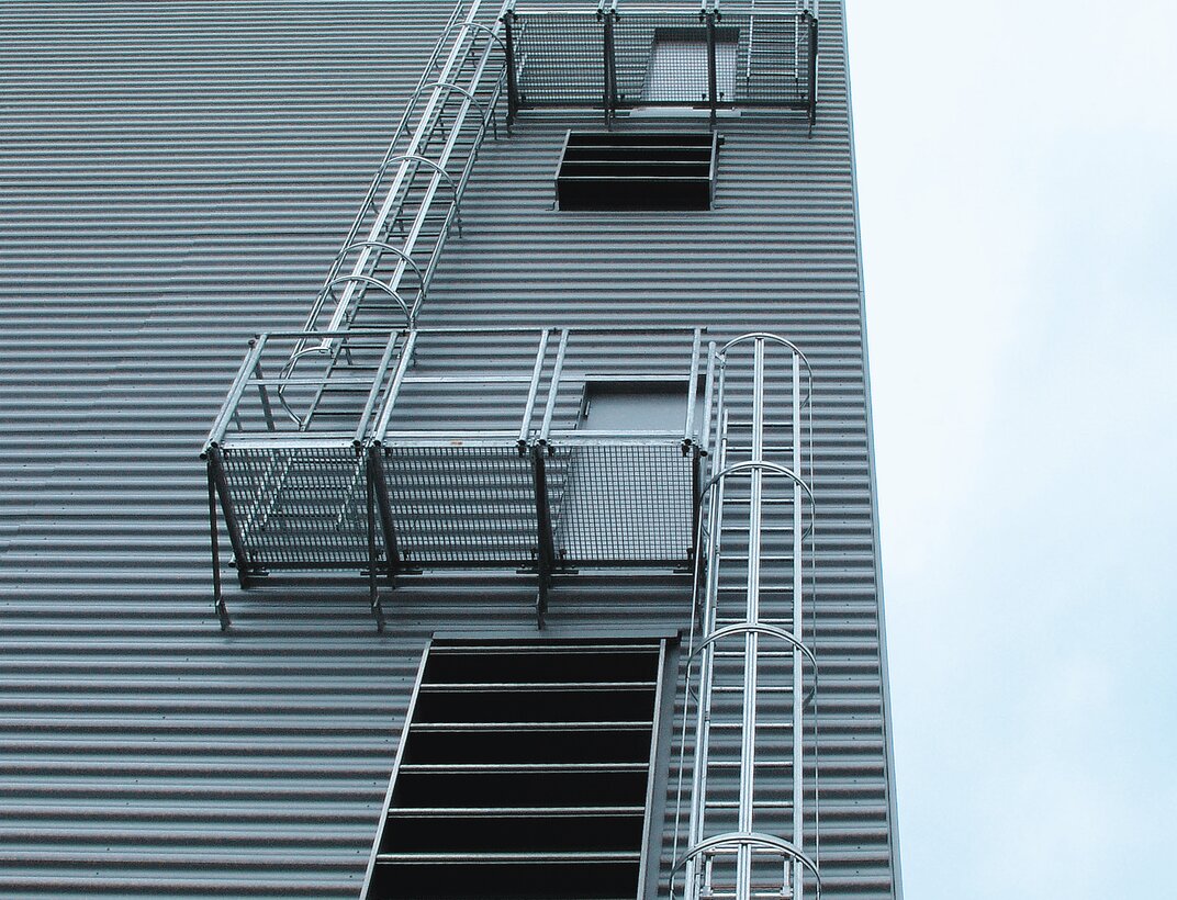 Multi-fl. vertical ladder on site equipment | © MUNK GmbH