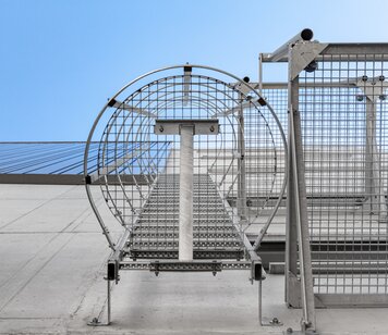 Steigleiter an baulicher Anlage von unten | © MUNK GmbH
