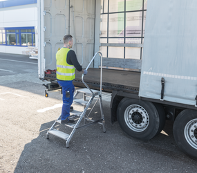 Marche de montage avec main courante | © MUNK GmbH