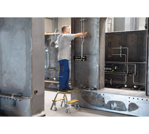 Stahl-Holz-Tritt mit Lenkrollen 2 Stufen Anwendung | © MUNK GmbH