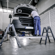 Klapptritte RAL 7016 mit Einhängeplattform Anwendung | © MUNK GmbH