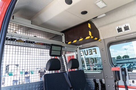 Trenngitter in einem Fahrzeug, montiert mit Alu-Profilen | © MUNK GmbH