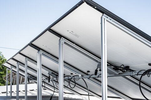 Solarpanelhalterungen auf einem Dach | © MUNK GmbH