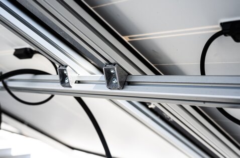 Cornière d'angle comme liaison dans un support de panneau solaire | © MUNK GmbH