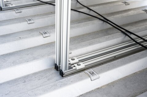 Support de panneau solaire vissé sur le toit | © MUNK GmbH