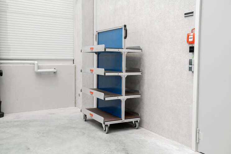 Mobiles Regal zur Materialbereitstellung, gefertigt aus Alu-Profilen | © MUNK GmbH