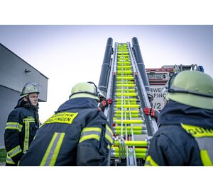 Seilzugleiter 3-teilig mit Stützen DIN EN 1147 nachleuchtend | © MUNK GmbH