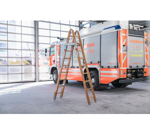 Échelle en bois devant un camion de pompiers | © MUNK GmbH