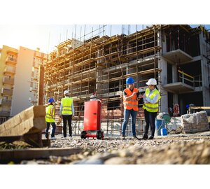 SafeCaddy® "Mobile Brandmeldeanlage" auf Baustelle | © romul014 - stock.adobe.com / MUNK GmbH