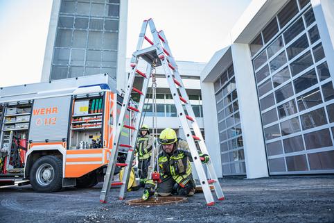Scaling ladder, alu., used as double-sided ladder | © MUNK GmbH