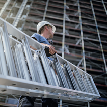 Carrying an Ergopad ladder, image | © MUNK GmbH