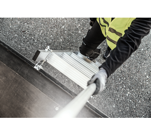 Stufen-Anlegeleiter LKW mit Ausstiegsholm | © MUNK GmbH