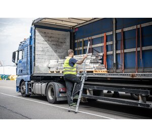 Stufen-Anlegeleiter LKW mit Ausstiegsholm | © MUNK GmbH