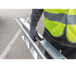 Stufen-Anlegeleiter LKW mit Ausstiegsholm | © MUNK GmbH