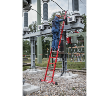 Straight ladder GRP w. stab. 12 rungs Application w. hook-in step | © MUNK GmbH