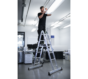 Échelle à usage multiple en 4 parties avec traverse nivello®, 4 x 3 barreaux, 4 x 3 barreaux | © MUNK GmbH Éch. mult. 4p. trav. nivello® 4x3 barr., 4x3 barr. | © MUNK GmbH