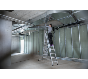 Stufen-Mehrzweckleiter mit nivello-Traverse | © MUNK GmbH