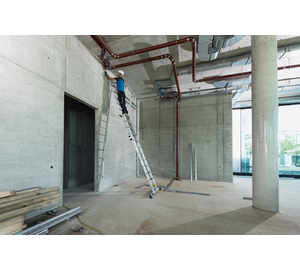 Stufen-Schiebeleiter 2-teilig mit nivello® Traverse | © MUNK GmbH