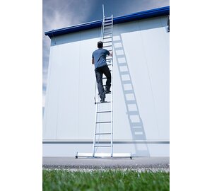 Stufen-Seilzugleiter 2-teilig mit mit Handlauf  und Ausstiegsholm | © MUNK GmbH