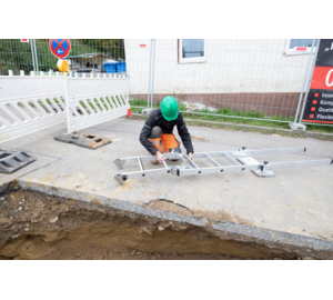 Stufen-Baugrubenleiter: Einsteckteil montieren | © MUNK GmbH