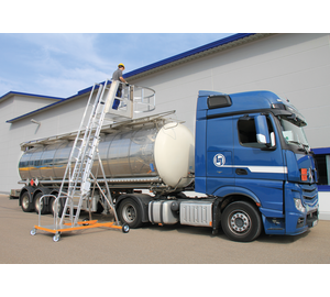 Tankwagenleiter m. vier Lenkrollen Anwendung | © MUNK GmbH