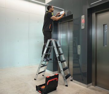 Double-sided step ladder with clip-step relax® in operation | © MUNK GmbH
