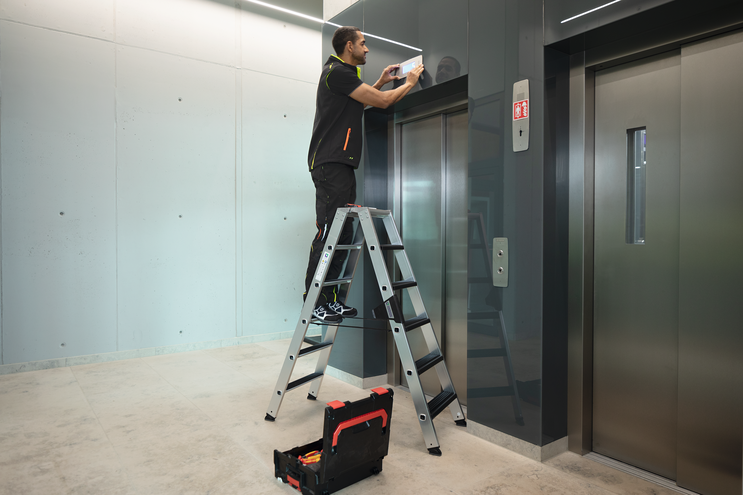 Double-sided step ladder with clip-step relax® in operation | © MUNK GmbH